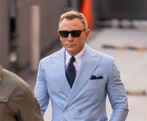does daniel craig wear lifts.